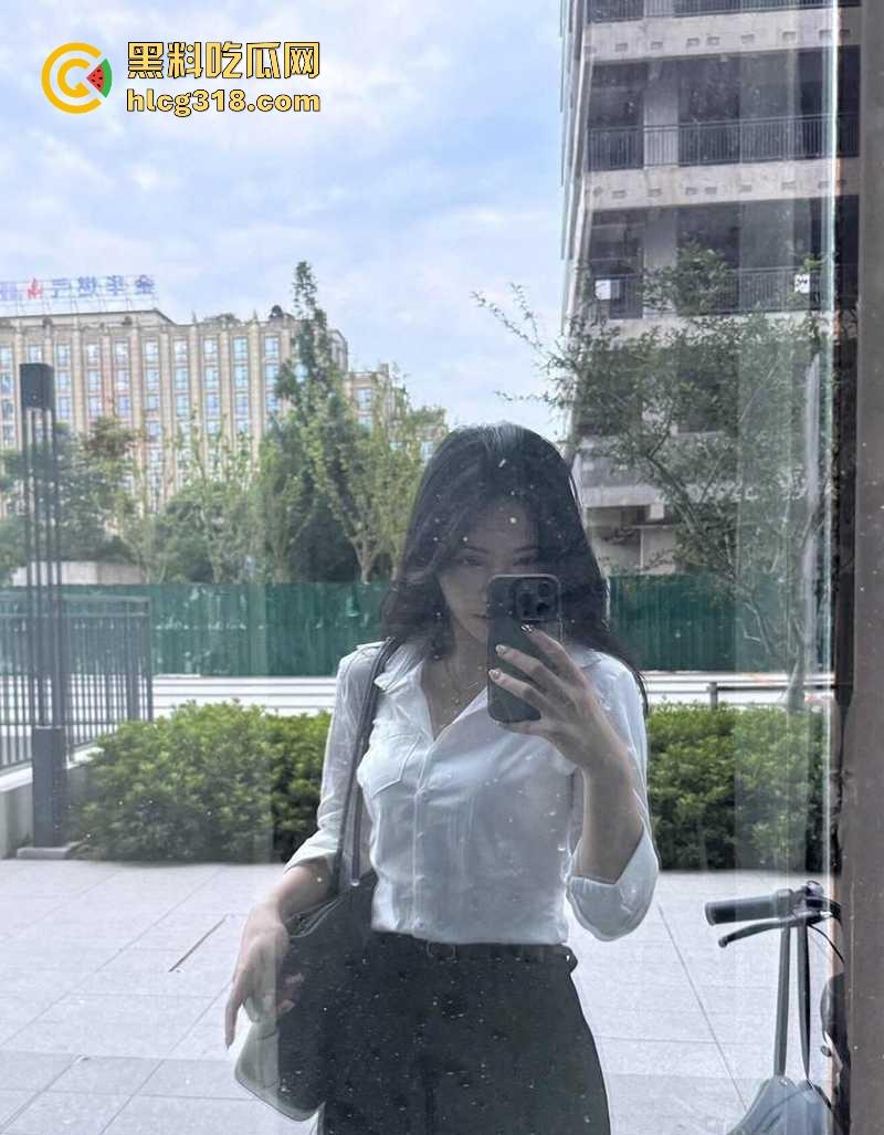 表面是职场精英律师,背后化身极品性感福利姬,黑丝全裸尺度炸天,脱律师服掰臀露穴,反差爆表!-4