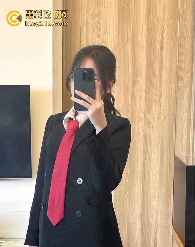 表面是职场精英律师,背后化身极品性感福利姬,黑丝全裸尺度炸天,脱律师服掰臀露穴,反差爆表!-5