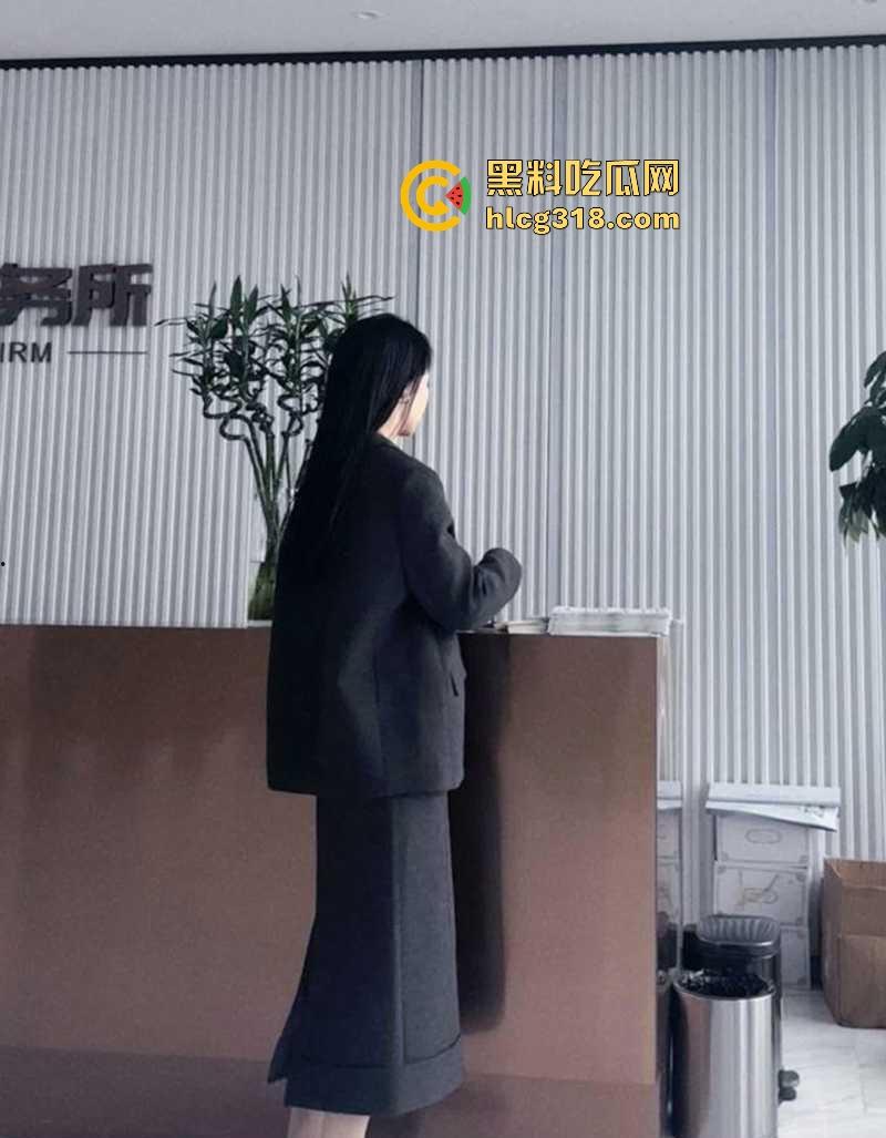 表面是职场精英律师,背后化身极品性感福利姬,黑丝全裸尺度炸天,脱律师服掰臀露穴,反差爆表!-7