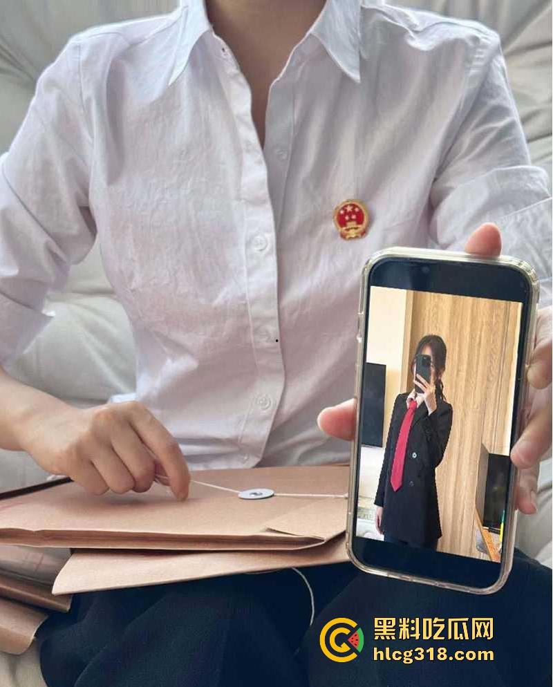 表面是职场精英律师,背后化身极品性感福利姬,黑丝全裸尺度炸天,脱律师服掰臀露穴,反差爆表!-8