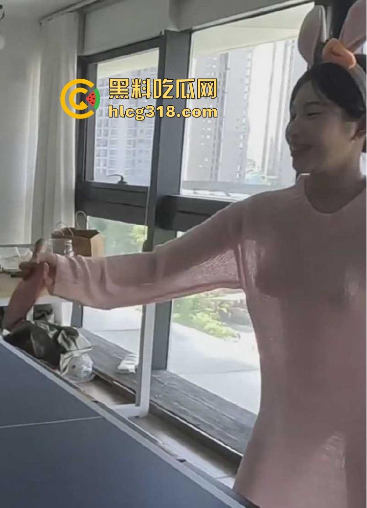 国内乒乓球媛转战海外抖音,G杯大奶真空打乒乓球,两颗奶子若隐若现,吸引大量粉丝驻足围观。-4