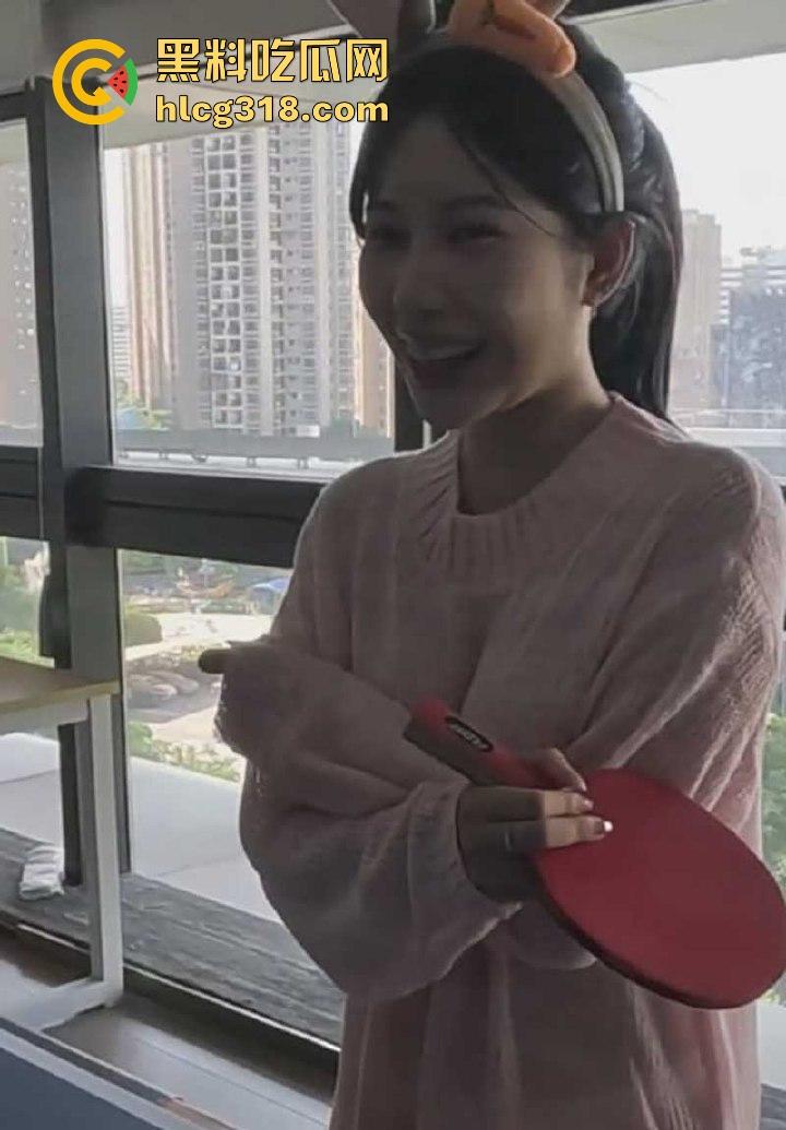 国内乒乓球媛转战海外抖音,G杯大奶真空打乒乓球,两颗奶子若隐若现,吸引大量粉丝驻足围观。-5
