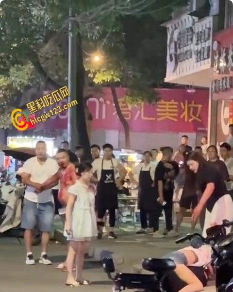 陕西城固县街头发生砍人事件， 疑似纹身男老婆出轨， 小白脸被当场杀头 !-7