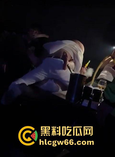 情侣酒吧溜冰 吸嗨后不顾旁人现场上演性爱诱惑 激烈打桩爆操女友嫩穴！-7