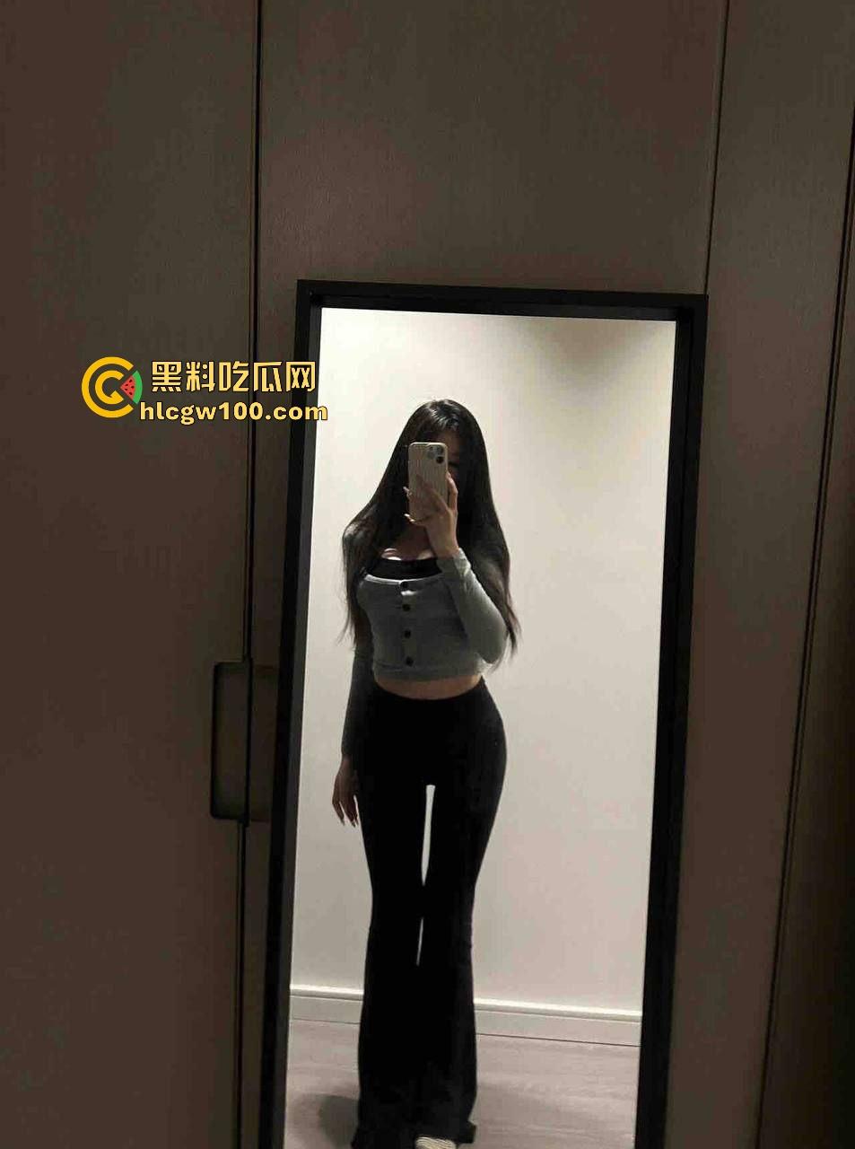 推特福利姬【不是丸子】被封足交圣体,丝袜美足按到人爽飞,肥臀粉鲍骚气满满,这年头鲍鱼不粉都不好意思当福利姬!-1