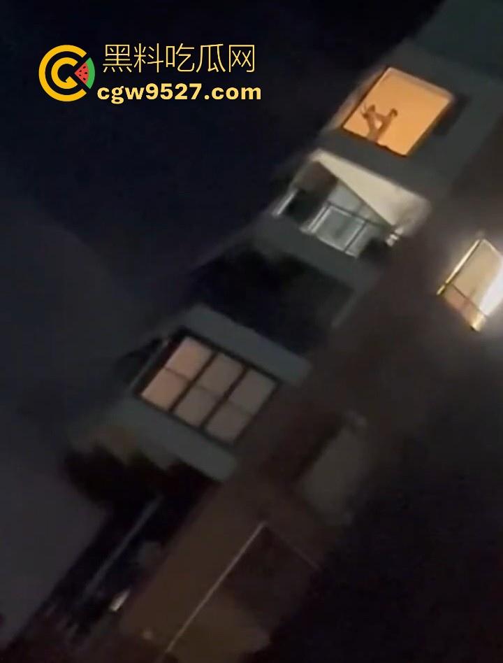 杭州某小区深夜窗前上演火辣性爱大戏,极品身材扶墙后入,各种动作变换不断,靡剪影在灯光下若隐若现!-3