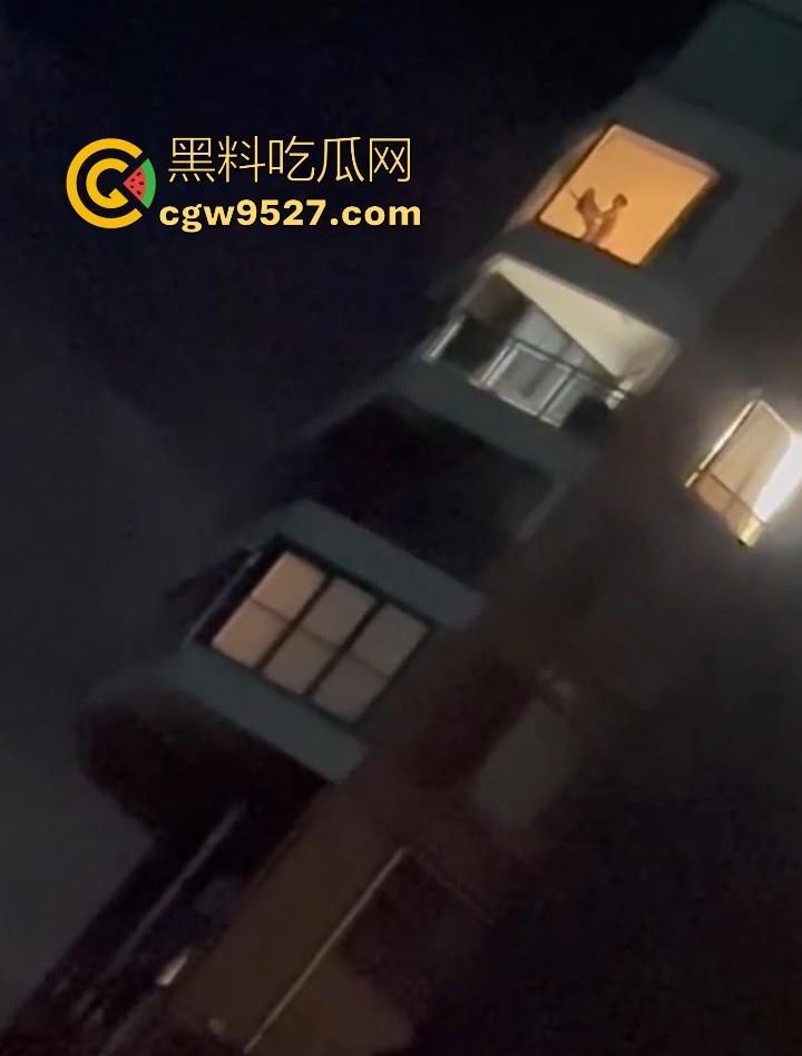 杭州某小区深夜窗前上演火辣性爱大戏,极品身材扶墙后入,各种动作变换不断,靡剪影在灯光下若隐若现!-4