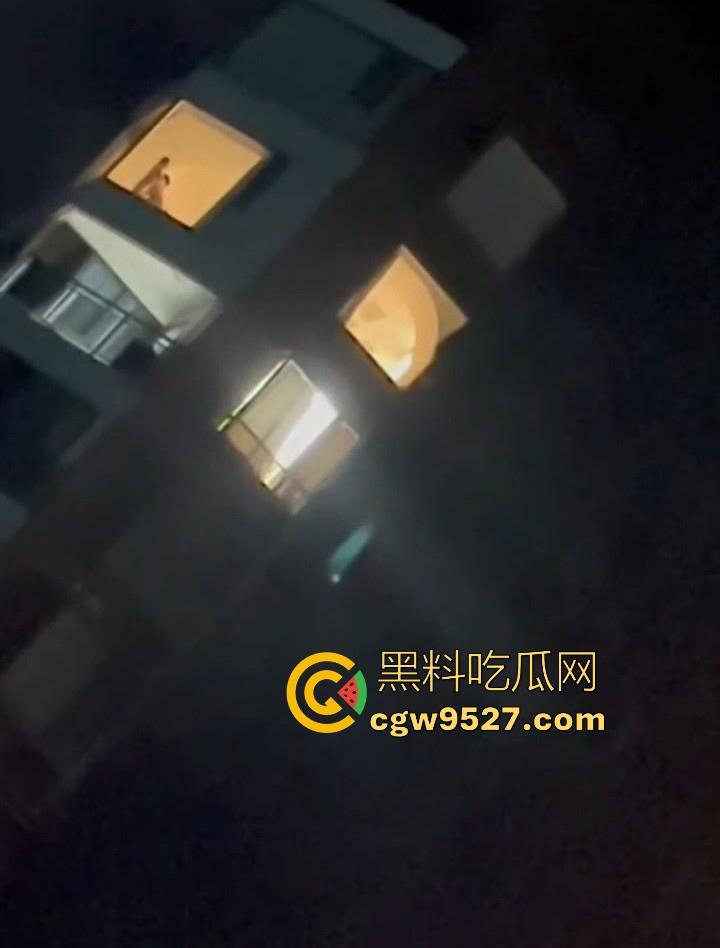 杭州某小区深夜窗前上演火辣性爱大戏,极品身材扶墙后入,各种动作变换不断,靡剪影在灯光下若隐若现!-6