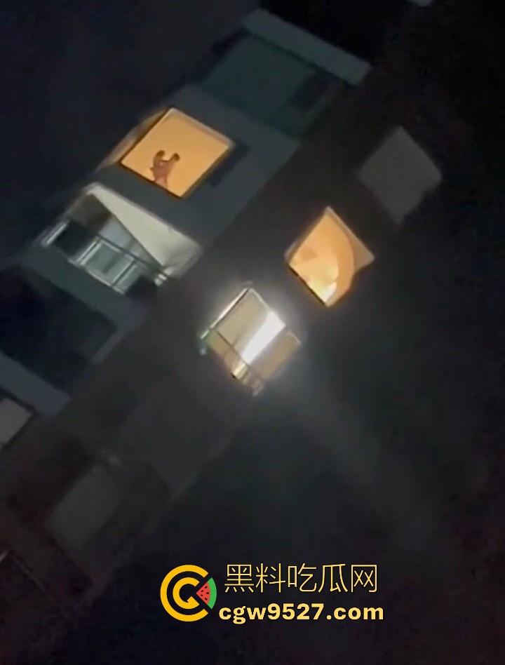 杭州某小区深夜窗前上演火辣性爱大戏,极品身材扶墙后入,各种动作变换不断,靡剪影在灯光下若隐若现!-7