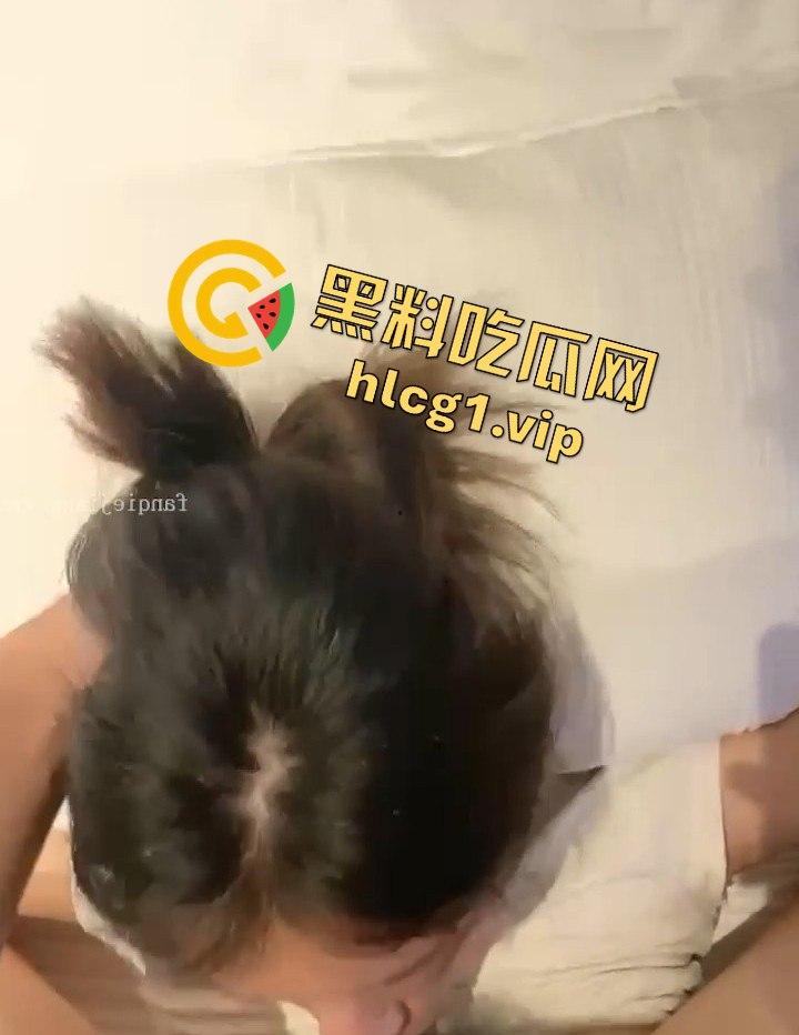 电竞少女大胆承诺,带我上分我带你吃鸡!千里送逼电竞房内情欲激战!-2