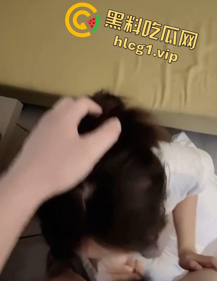 电竞少女大胆承诺,带我上分我带你吃鸡!千里送逼电竞房内情欲激战!-8