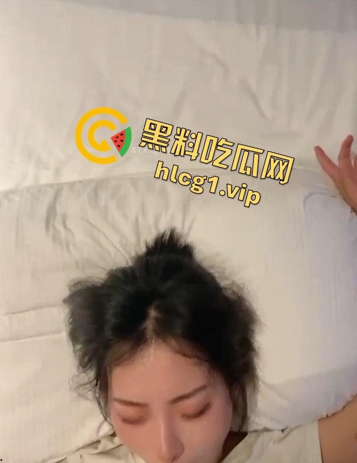 电竞少女大胆承诺,带我上分我带你吃鸡!千里送逼电竞房内情欲激战!-9