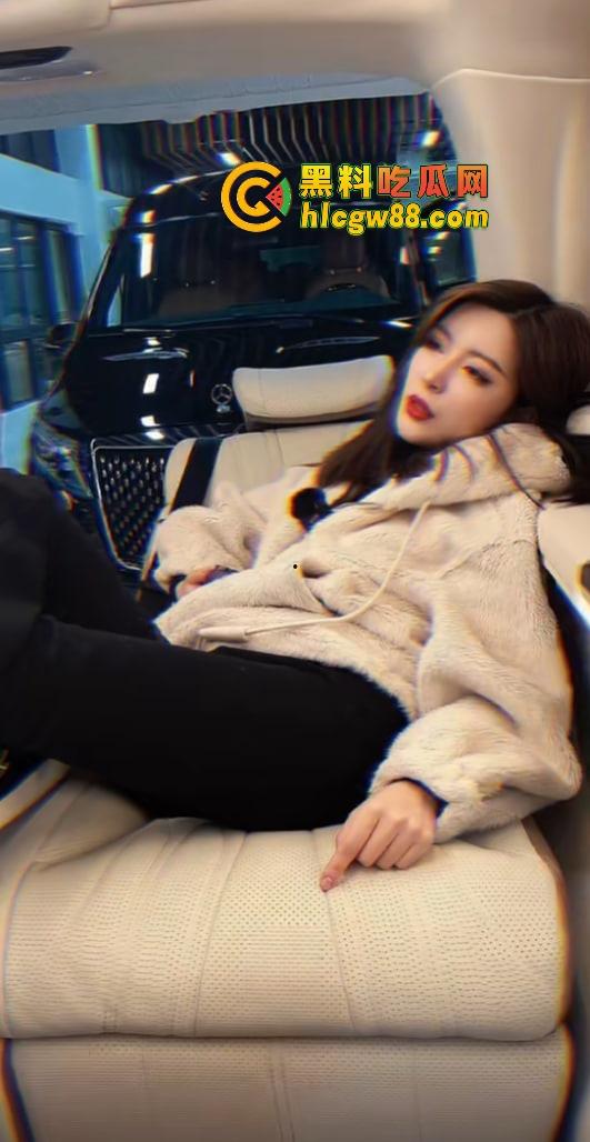 83万粉吃鸡博主SM调教女粉玩线下吃鸡,骚货穿着正宫拖鞋喷水,被绿前女友『李田真』爆料!-10