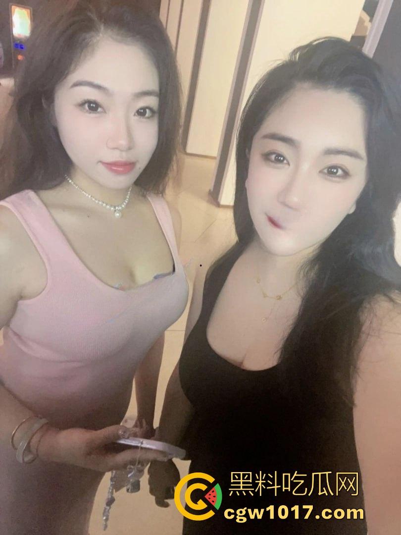 真实上海高颜值母女双飞侍奉一夫，剧情反成现实，母女双双沦为他人母狗，面对双肥臀夹击很难不爱！-7