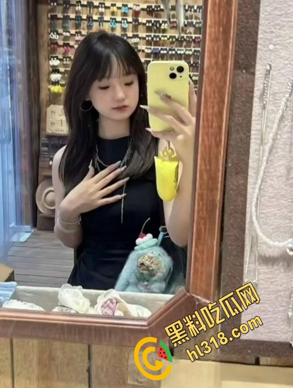 湖北经济学院【李媛媛】，大尺度自拍黑丝白丝自慰，蕾丝JK道具狂插骚逼，谁不想干嫩嫩小妹妹 ！-2