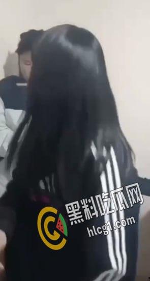 “说话呀 你他妈要死啦?”一帮精神小太妹合伙把老实人骗到楼道角落里围殴暴打 拳脚相加 下手狠毒-5