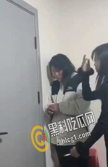 “说话呀 你他妈要死啦?”一帮精神小太妹合伙把老实人骗到楼道角落里围殴暴打 拳脚相加 下手狠毒-7