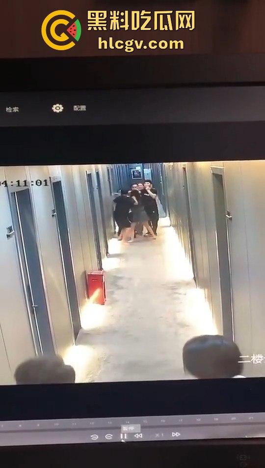 瓜友监控投稿:酒店内男子犯贱挑衅,一打四差点上演血案,好老婆及时拦下化解危机!-1