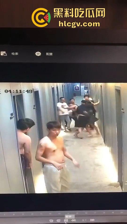 瓜友监控投稿:酒店内男子犯贱挑衅,一打四差点上演血案,好老婆及时拦下化解危机!-11
