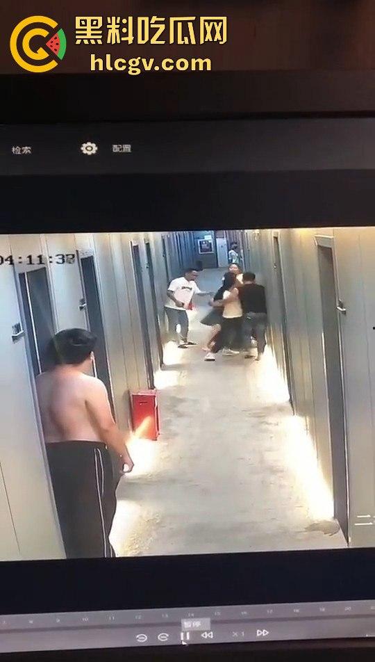 瓜友监控投稿:酒店内男子犯贱挑衅,一打四差点上演血案,好老婆及时拦下化解危机!-14