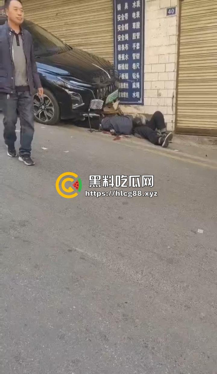 四川红旗骚女踩错油门当刹车,100码撞飞路人,车砸路沿顾客吓死个人真马路杀手!-1