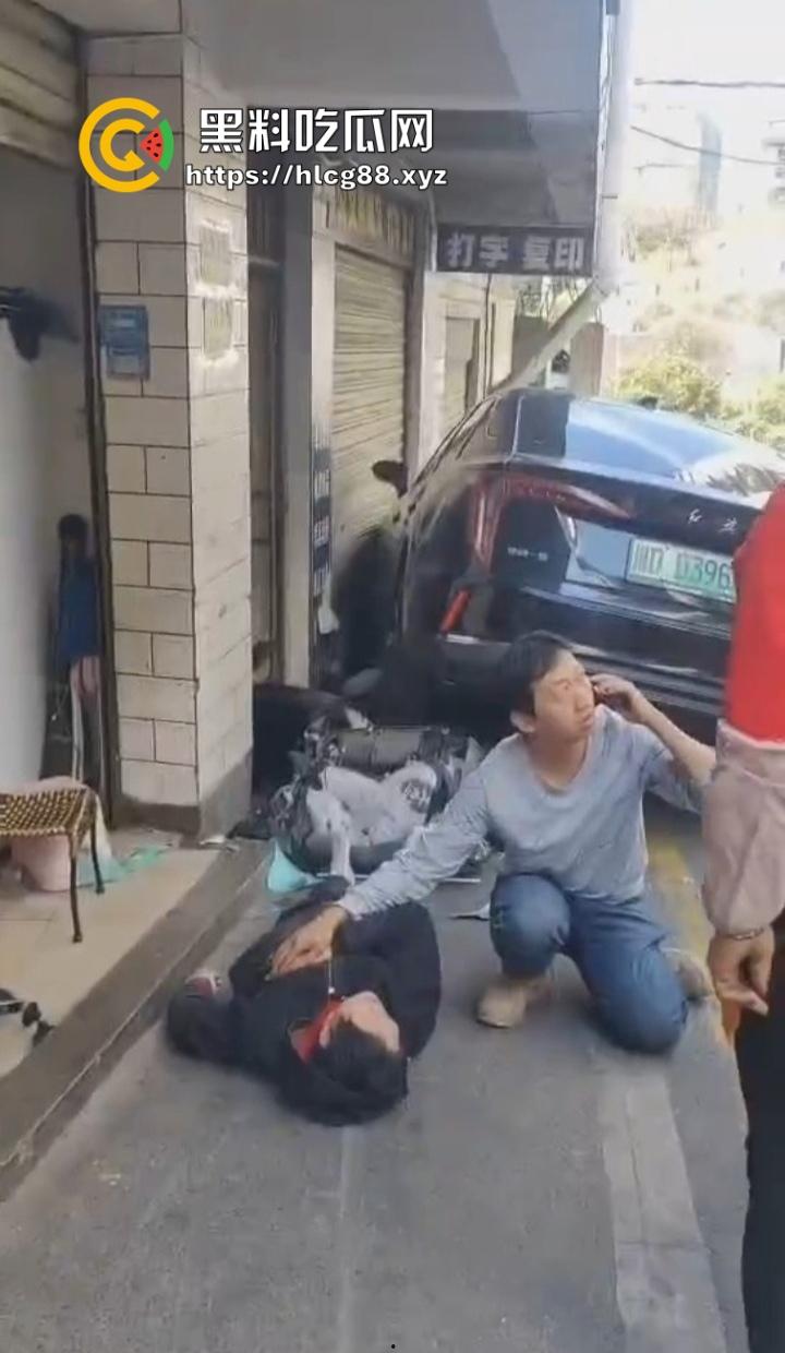 四川红旗骚女踩错油门当刹车,100码撞飞路人,车砸路沿顾客吓死个人真马路杀手!-5