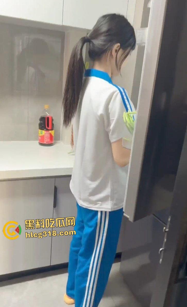 学妹【晚晚】学生妹装嫩舔鸡巴到爆，床上被操就算了，在马桶上拉屎也要口鸡巴，戴眼罩口爆才刺激！-2