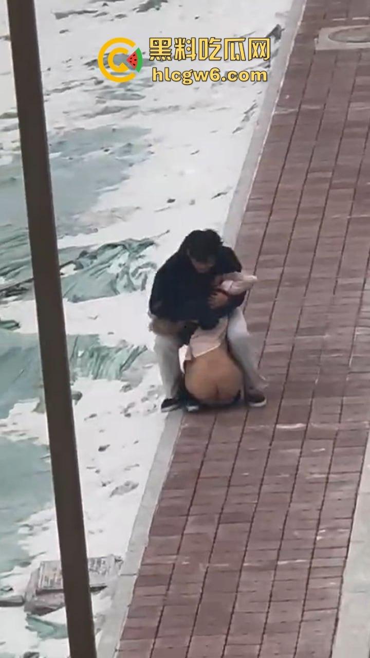 河南政法大学情侣闹脾气 女生一气之下当众脱衣 奶罩乱飞脱裤露逼 男友吓坏了 吃瓜群众看乐了!-1