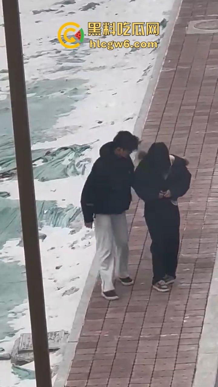 河南政法大学情侣闹脾气 女生一气之下当众脱衣 奶罩乱飞脱裤露逼 男友吓坏了 吃瓜群众看乐了!-2