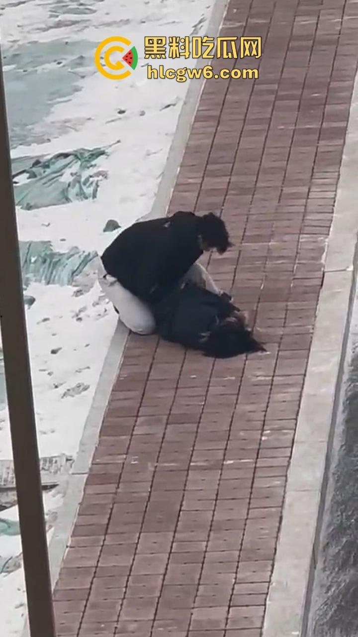 河南政法大学情侣闹脾气 女生一气之下当众脱衣 奶罩乱飞脱裤露逼 男友吓坏了 吃瓜群众看乐了!-6