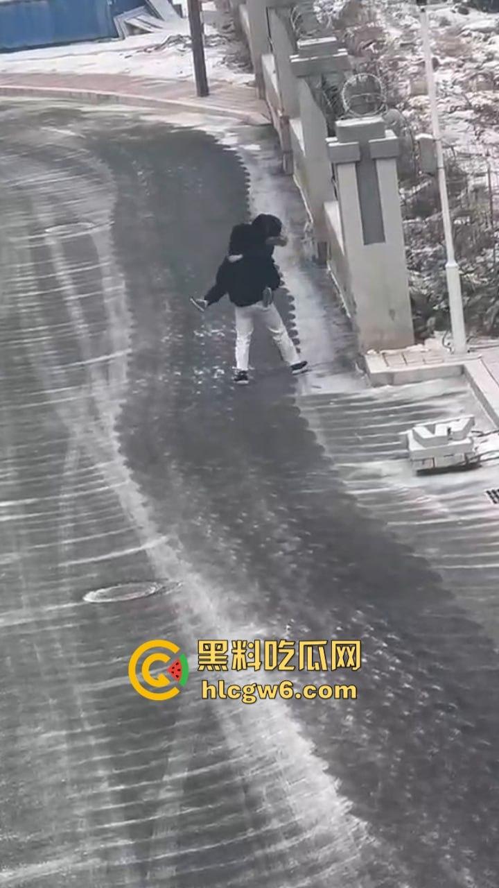 河南政法大学情侣闹脾气 女生一气之下当众脱衣 奶罩乱飞脱裤露逼 男友吓坏了 吃瓜群众看乐了!-8