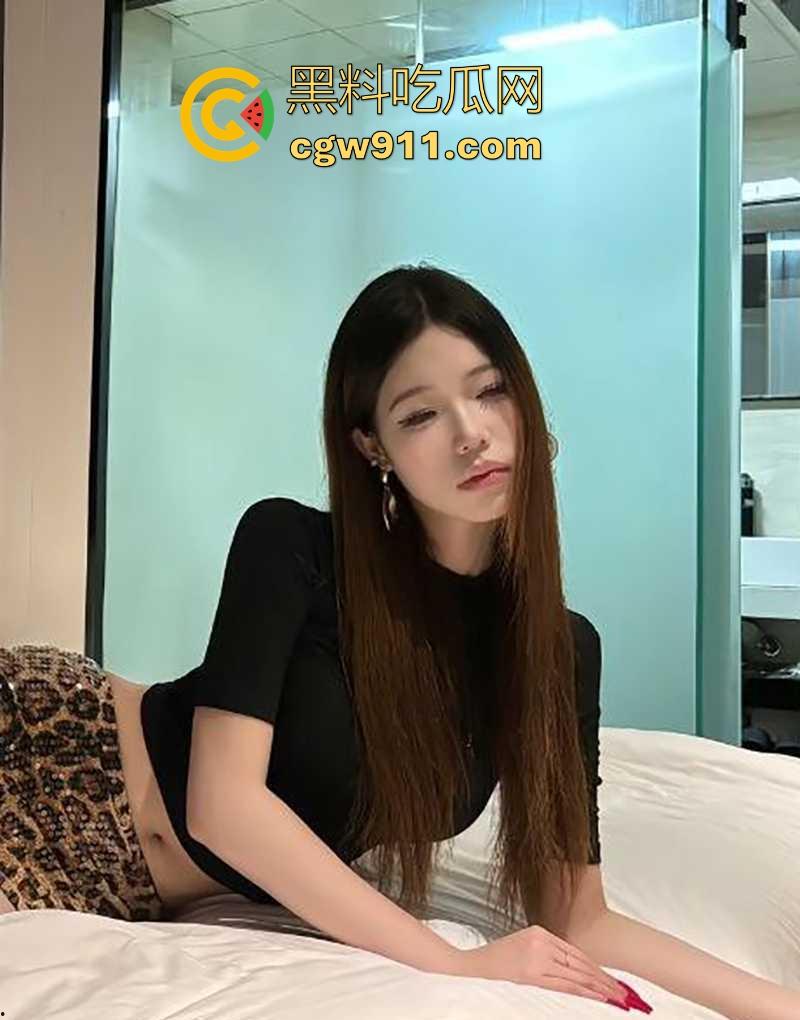 广东茂名医院护士【张筱培】约炮成瘾下班后疯狂做爱户外野战，穿着风衣遮挡被后入爆操，刺激得不行！-1