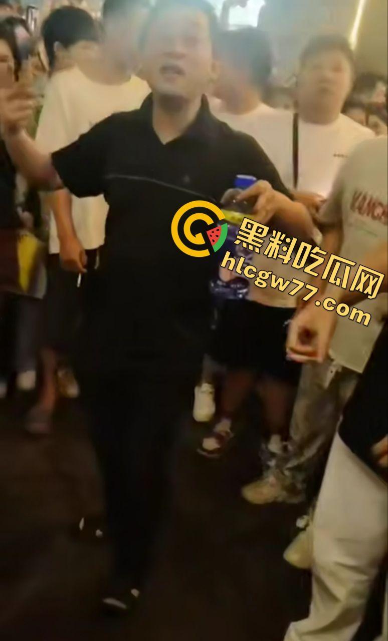 武汉街头“猥琐爷爷”偷拍少女!七旬老汉变态狂拍,嚣张叫嚣“本地人怕啥”,肖像权被踩脚下!-5