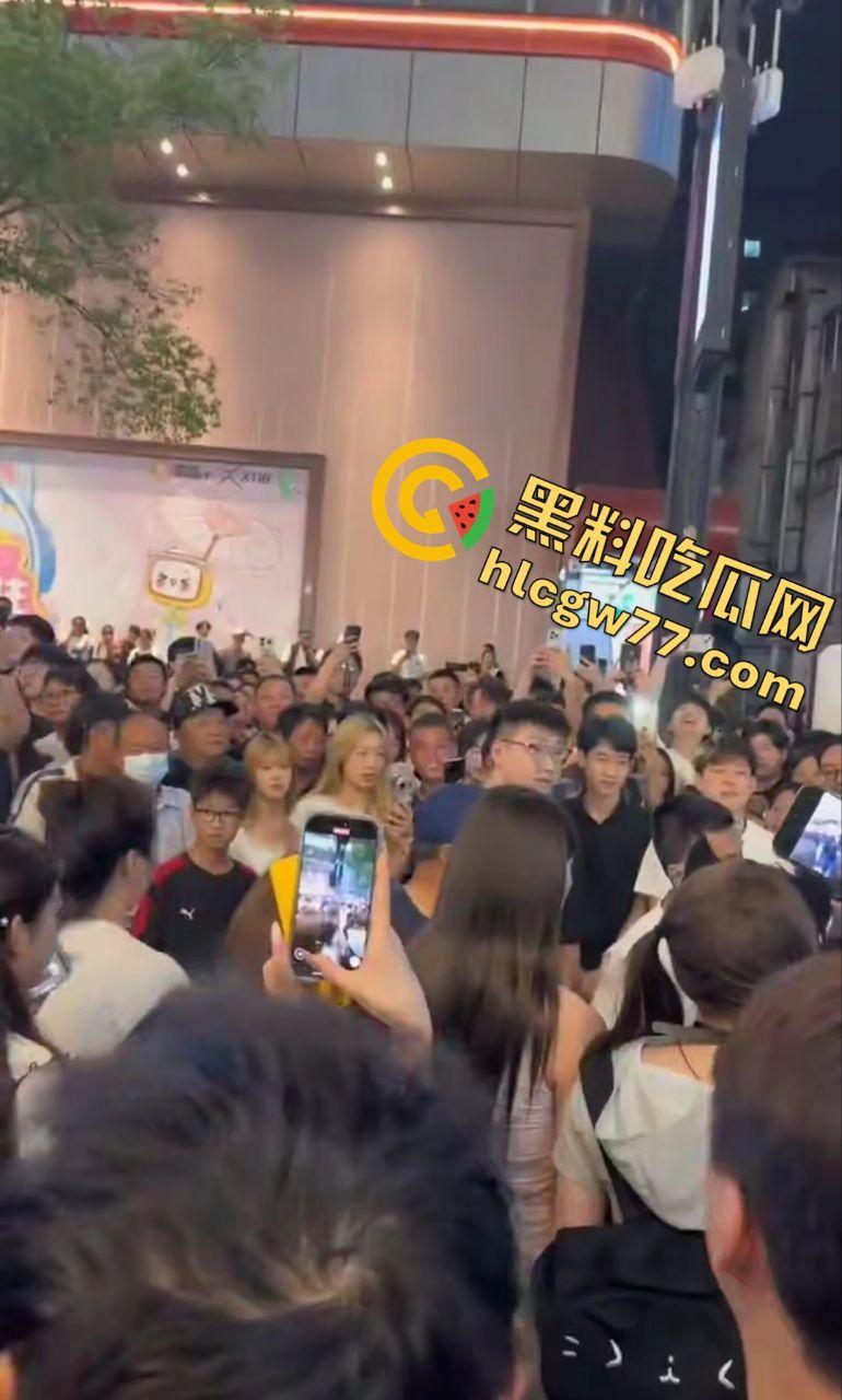 武汉街头“猥琐爷爷”偷拍少女!七旬老汉变态狂拍,嚣张叫嚣“本地人怕啥”,肖像权被踩脚下!-7