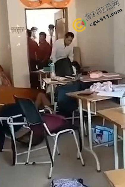 国外大瓜！校园教室内惊现血案，男子疯狂捅刺女同学数十刀，现场无人敢制止的可怕一幕-5