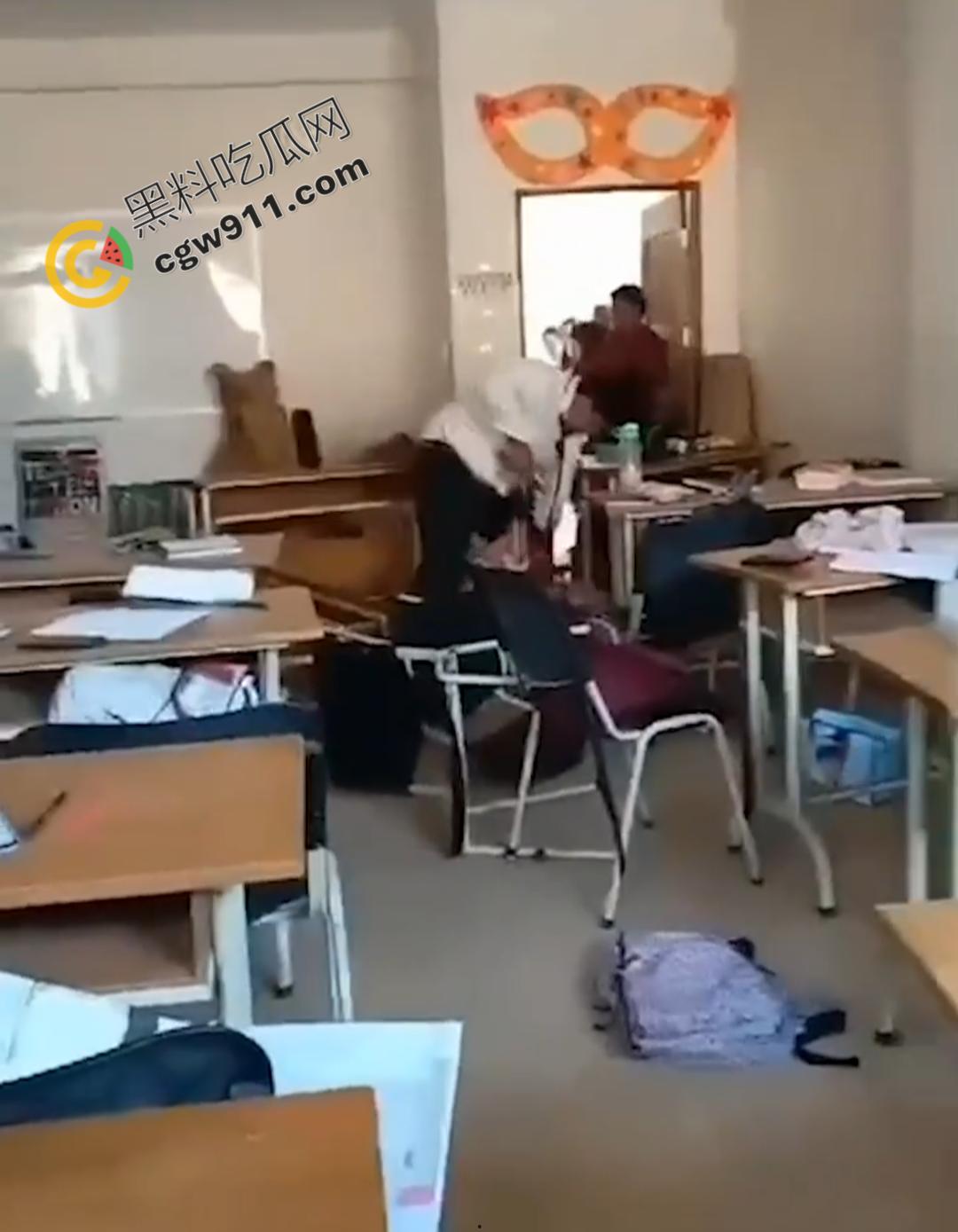 国外大瓜！校园教室内惊现血案，男子疯狂捅刺女同学数十刀，现场无人敢制止的可怕一幕-8