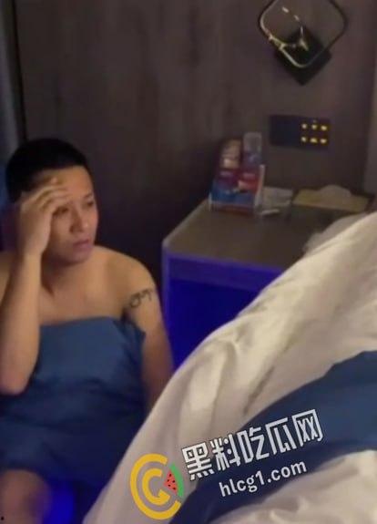 自己老婆和纹身小伙偷情被捉 着急的还没穿上衣服 全程护着脑壳 被打不敢还手！-2