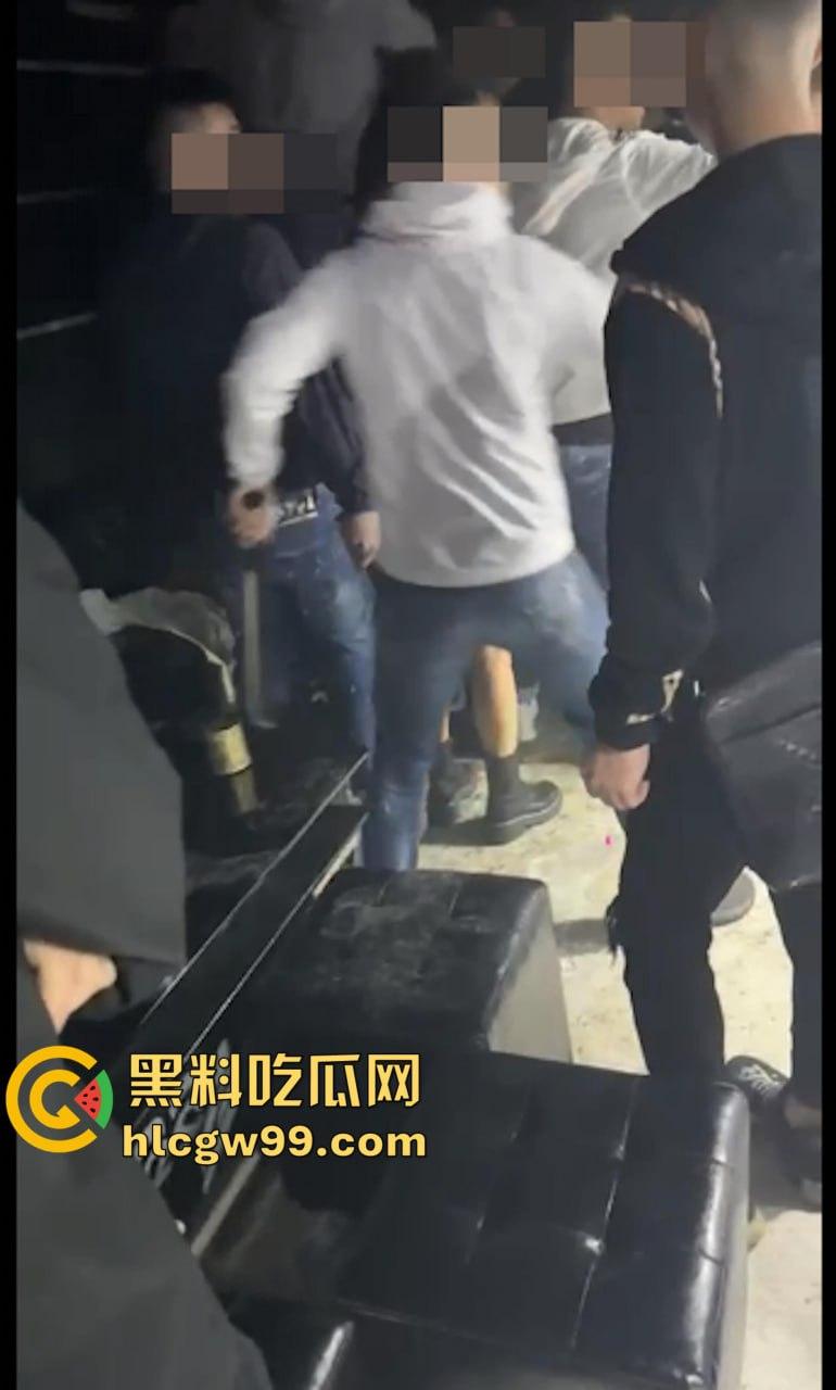 现实黑社会香港选坐馆前的争斗,【胜和】骨干被【新义安】众刀手驾车包抄,乱刀追砍搏杀至死-3