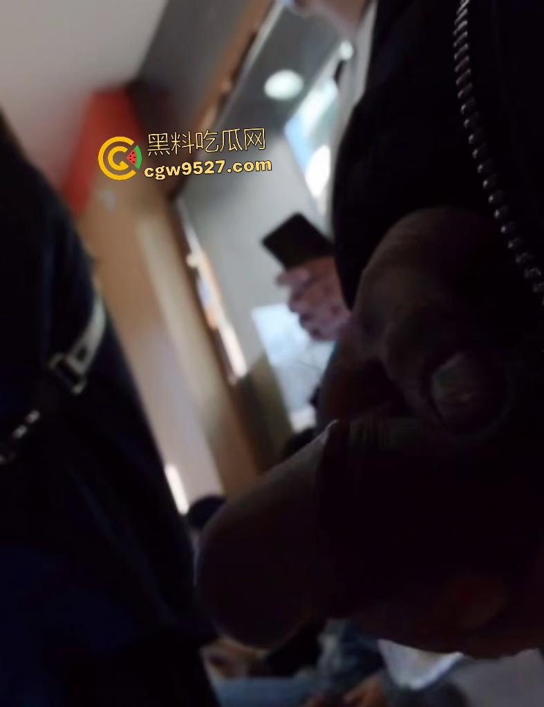 奶茶店惊现变态男!牛仔裤中间露鸡巴狂撸,直接吓跑女顾客,堪比警察疏散人群!-2