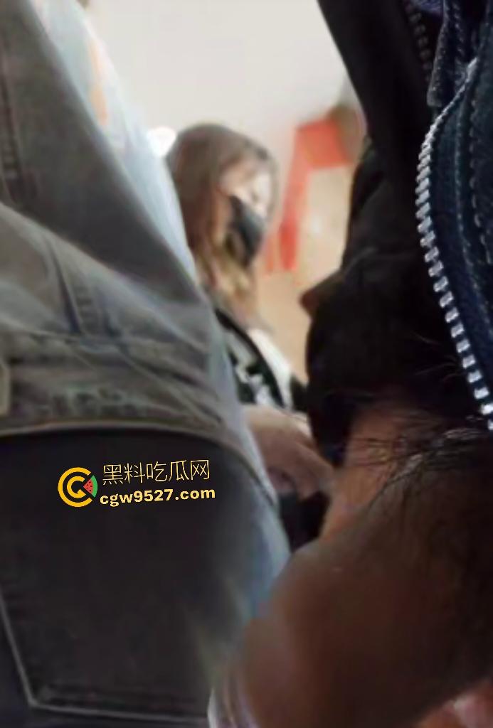 奶茶店惊现变态男!牛仔裤中间露鸡巴狂撸,直接吓跑女顾客,堪比警察疏散人群!-7