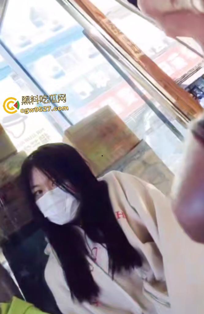 奶茶店惊现变态男!牛仔裤中间露鸡巴狂撸,直接吓跑女顾客,堪比警察疏散人群!-8