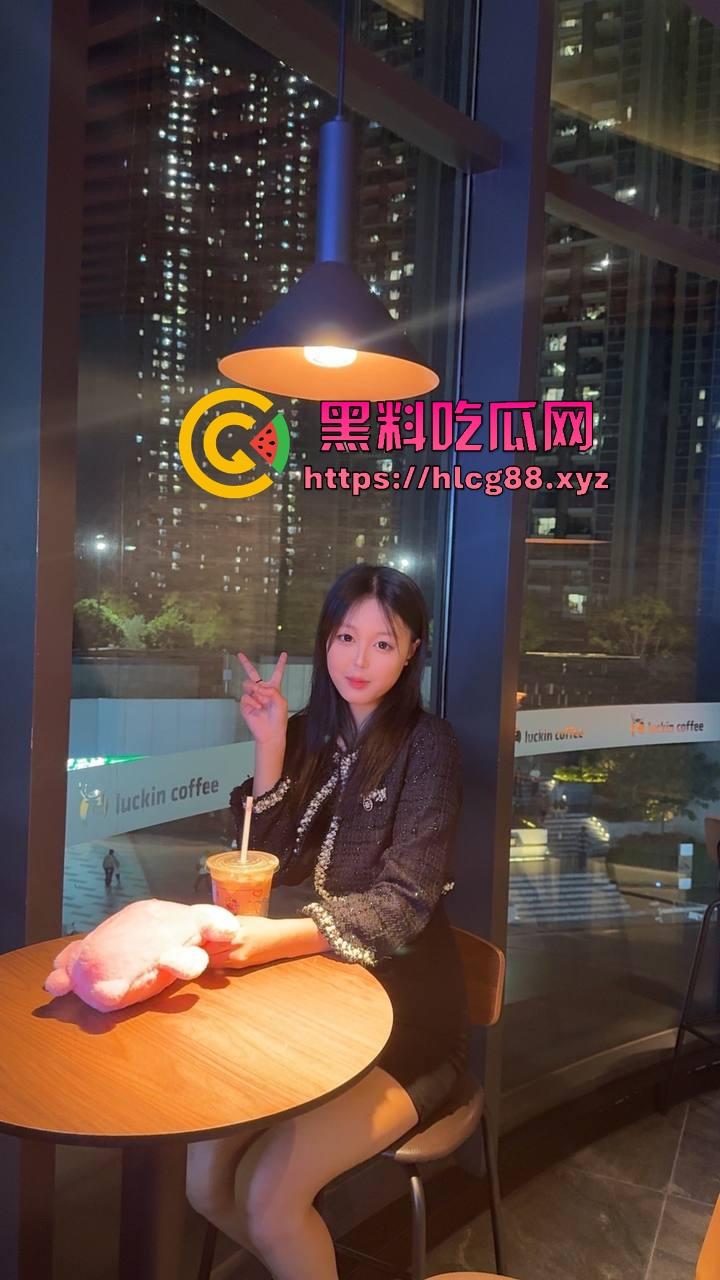 河北老铁偷拍邻居巨乳少妇全裸拖地,奶子甩得跟钟摆似的骚得邪乎,这贱货啥怪癖非要光腚擦地板?-1