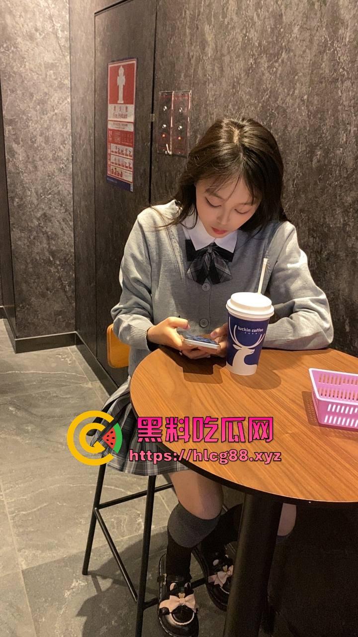 河北老铁偷拍邻居巨乳少妇全裸拖地,奶子甩得跟钟摆似的骚得邪乎,这贱货啥怪癖非要光腚擦地板?-3