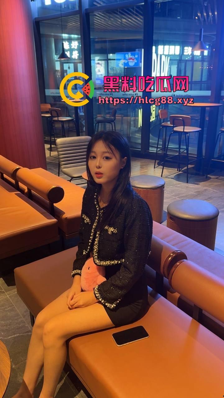 河北老铁偷拍邻居巨乳少妇全裸拖地,奶子甩得跟钟摆似的骚得邪乎,这贱货啥怪癖非要光腚擦地板?-5