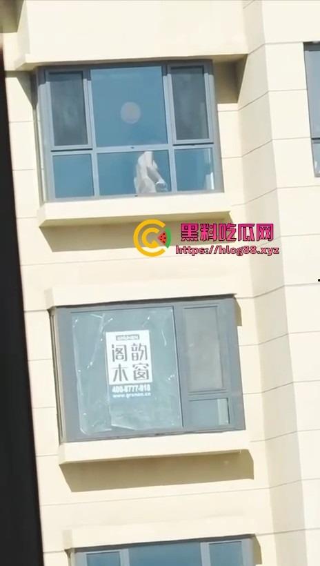 河北老铁偷拍邻居巨乳少妇全裸拖地,奶子甩得跟钟摆似的骚得邪乎,这贱货啥怪癖非要光腚擦地板?-6