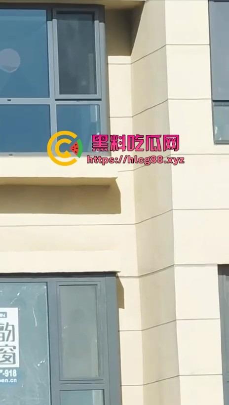 河北老铁偷拍邻居巨乳少妇全裸拖地,奶子甩得跟钟摆似的骚得邪乎,这贱货啥怪癖非要光腚擦地板?-12