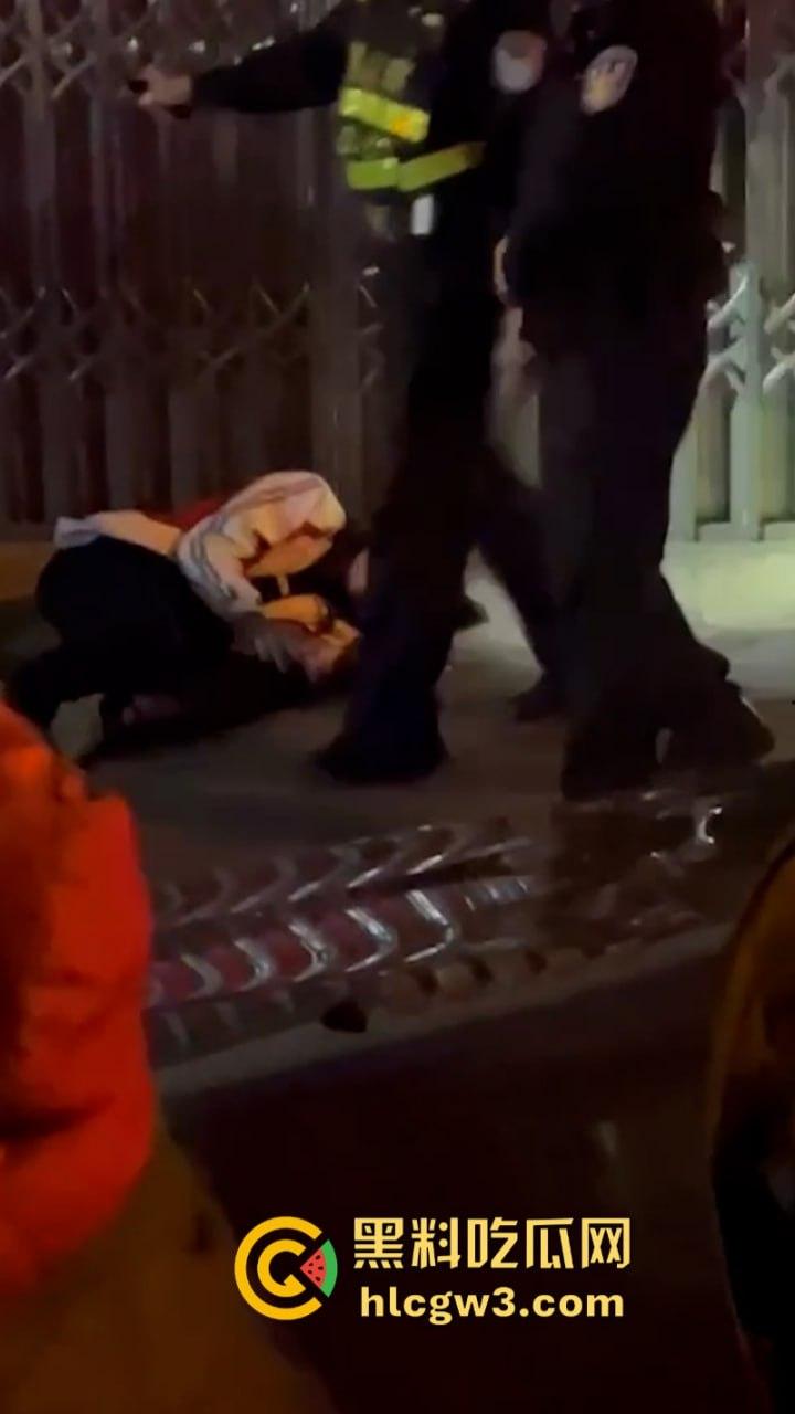 围观骚鸡无故被砍!柳州乐群路鸡婆被调戏 竟拿关刀砍死看热闹的吃瓜学生 !死的好冤!-6