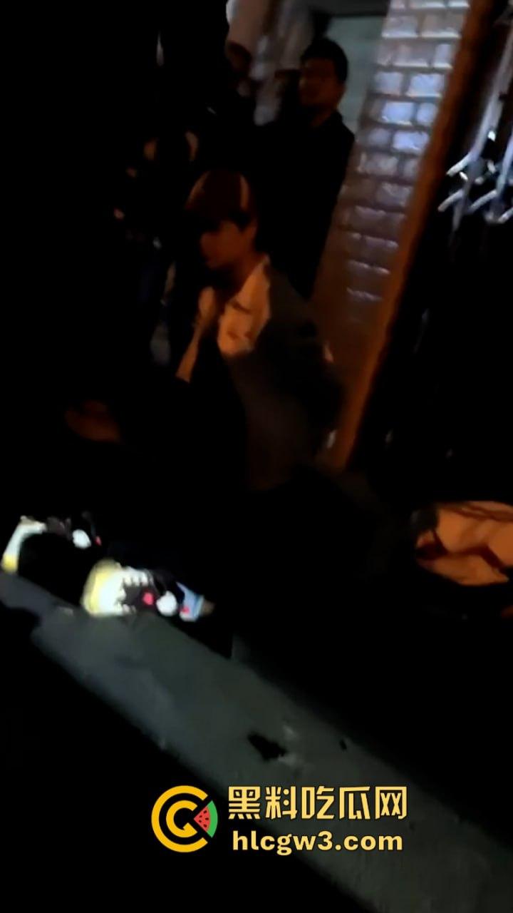 围观骚鸡无故被砍!柳州乐群路鸡婆被调戏 竟拿关刀砍死看热闹的吃瓜学生 !死的好冤!-7