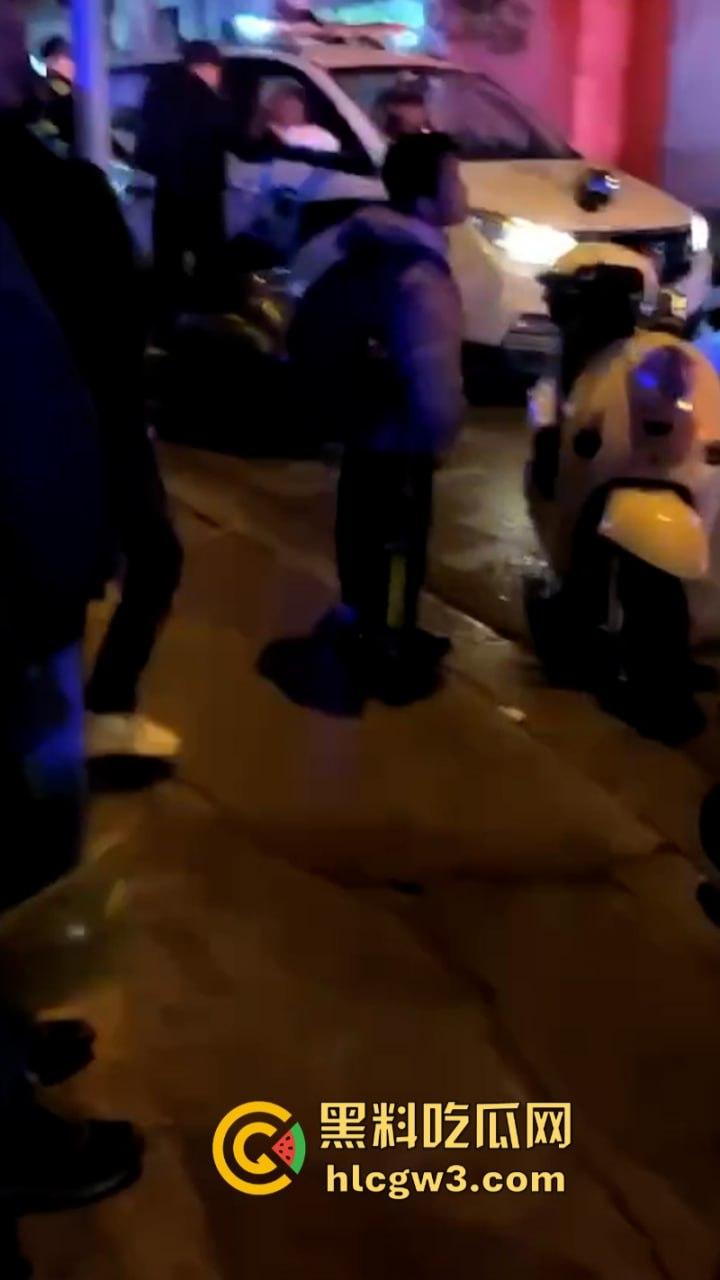 围观骚鸡无故被砍!柳州乐群路鸡婆被调戏 竟拿关刀砍死看热闹的吃瓜学生 !死的好冤!-8