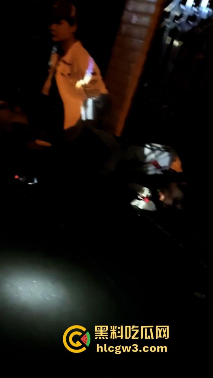 围观骚鸡无故被砍!柳州乐群路鸡婆被调戏 竟拿关刀砍死看热闹的吃瓜学生 !死的好冤!-9